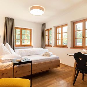 Zimmer mit Kingsize-Bett